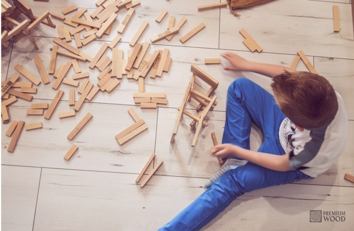 Dzieci budujące konstrukcje z drewnianych klocków Premium Wood